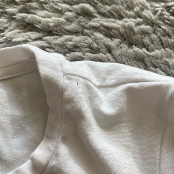 **Guess White Graphic Tee (Size XS)** - Picture 6 of 6